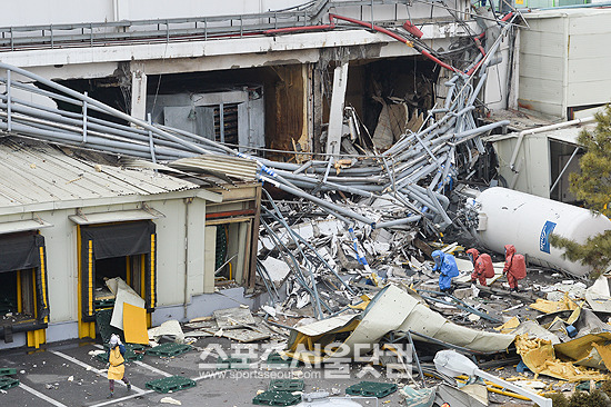 폭발 현장에 투입된 소방대원들이 액화질소 저장탱크를 확인하고 빠져나오고 있다.