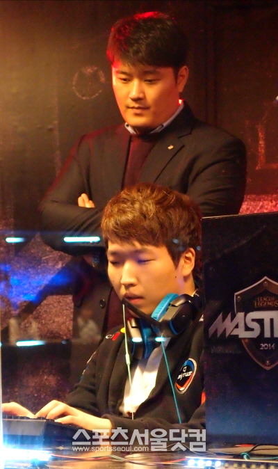 CJ엔투스의 강현종(위) 감독이 CJ엔투스 프로스트의 새로운 정글러 리라 남태유를 바라보고 있다./용산=김연정 기자