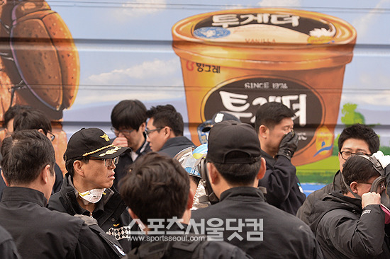 폭발 현장에 투입된 소방대원과 관계자들이 암모니아 냄새를 피하기 위해 코와 입을 가리고 있다.