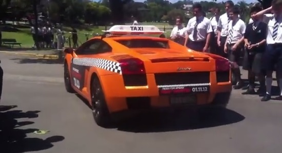 람보르기니 택시가 찍힌 동영상이 누리꾼의 관심을 끌고 있다. / 유튜브 캡처