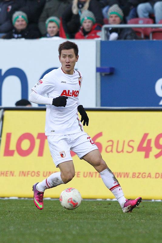 지동원이 약 30분간 활약한 아우크스부르크가 16일 임풀스 아레나에서 열린 2013~2014시즌 독일 분데스리가 21라운드 뉘른베르크와 홈 경기에서 0-1로 패했다. / 아우크스부르크 페이스북