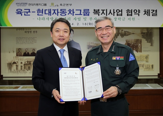 현대자동차그룹은 18일 충남 계룡시 육군본부에서 정진행 현대자동차 사장(왼쪽), 권오성 육군참모 총장이 참가한 가운데 ‘육군본부 사회공헌사업’ 업무협약을 체결했다./현대차그룹 제공