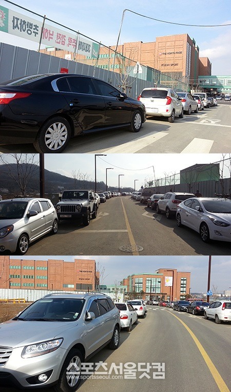 경기도 파주 문발동에 있는 롯데 파주 프리미엄 아울렛 역시 불법 주차 차량으로 몸살을 앓고 있지만, 제대로 된 단속은 이뤄지지 않고 있다. 왕복 2차선에 주차된 차량들로 사고 위험이 매우 컸다. / 파주 = 서재근 기자