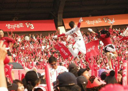 박홍구 SK 응원단장이 팬들을 향해 몸을 던지고 있다. 이 사진은 박 단장의 한 팬이 찍은 것으로 보인다. / 박 단장 페이스북