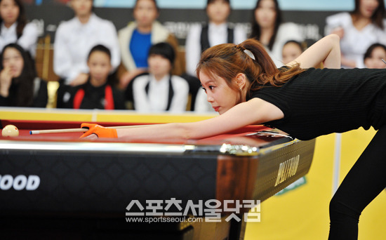 2013 미스 인천 선 민세은이 20일 오전 서울 영등포구 양평로 그랜드컨벤션센터에서 열린 커피캣츠웰 배 미스코리아 포켓볼 대회에 참가해 경기에 집중하고 있다./양평로=김슬기 인턴기자