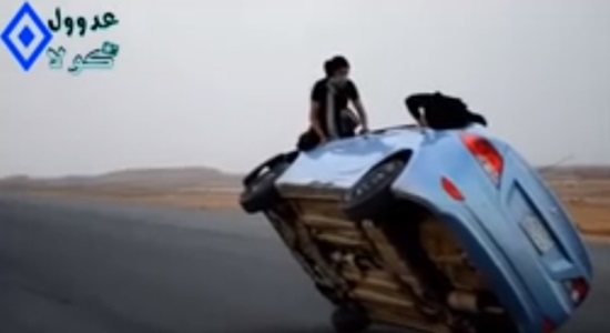 이색적인 자동차 묘기 장면이 찍힌 동영상이 누리꾼의 관심을 끌고 있다. / 유튜브 캡처