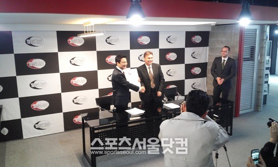 20일 아승모터모티브그룹은 포르쉐 전문 튜닝 브랜드인 테크아트 코리아 공식 론칭 행사를 가졌다. 사진은 테크아트 토마스 베링거(가운데) 대표이사가 차지원 대표에게 총판 인증서를 전달하고 있다. /역삼=신진환 인턴기자