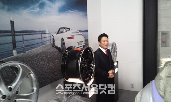 차지원 대표가 튜닝 휠을 설명하고 있다.