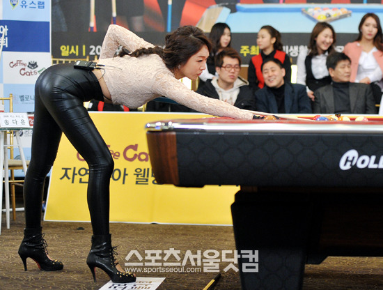 2008 미스 부산 선 송다은이 지난 20일 오전 서울 영등포구 양평로 그랜드컨벤션센터에서 열린 커피캣츠웰 배 미스코리아 포켓볼 대회에 참가해 경기를 펼치고 있다./양평로=김슬기 인턴기자