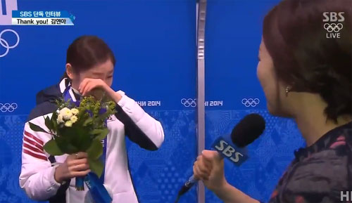 김연아가 시상식에서 은메달을 목에 걸었다. 김연아는 시상식 후 인터뷰에서 눈물을 흘렸다./ SBS 중계 캡처