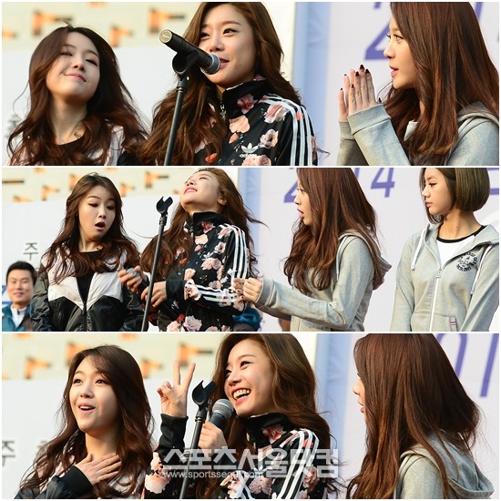 스포츠서울미디어가 주최하고 로드스포츠가 주관하는 제 8회 스포츠서울미디어 2014 시즌 오픈 챌린지 레이스가 지난 23일 잠실종합운동장 메인 스타디움에서 열린 가운데 걸그룹 걸스데이 소진(가운데)이 인사말을 하던 중 거치대에서 떨어진 마이크를 잡고 포즈를 취하고 있다./잠실=이새롬 기자