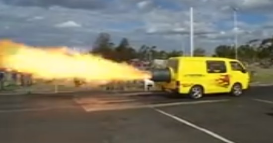 불 뿜는 미니버스가 한 누리꾼의 카메라에 담겼다. / 유튜브 캡처