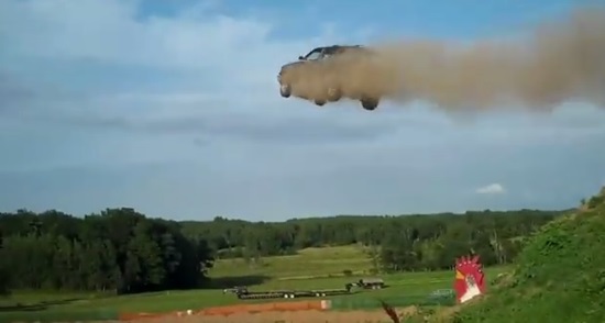 절벽에서 뛰어내리는 자동차가 찍힌 영상이 누리꾼의 관심을 끌고 있다. / 유튜브 캡처