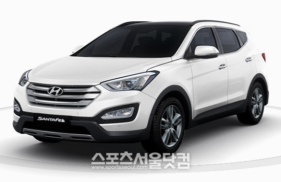 24일 국토교통부에 따르면 지난해 자기인증적합조사에서 현대자동차의 싼타페MD R2.0 2WD와 쌍용자동차의 코란도스포츠 4WD AT6이 연비 부적합 판정을 받았다. 이에 따라 현대자동차는 싼타페 소비자에게 1000억원대의 금액을 보상할 것으로 알려졌다. 사진은 싼타페 MD. /현대자동차 홈페이지 캡처
