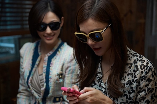 극 중 나비(차예련)의 캐릭터는 관객에게 공감대를 얻을 수 없는 비상식적인 행동을 거듭하지만, 이와 관련한 부수적인 설명 또한 부족하다./영화 스틸