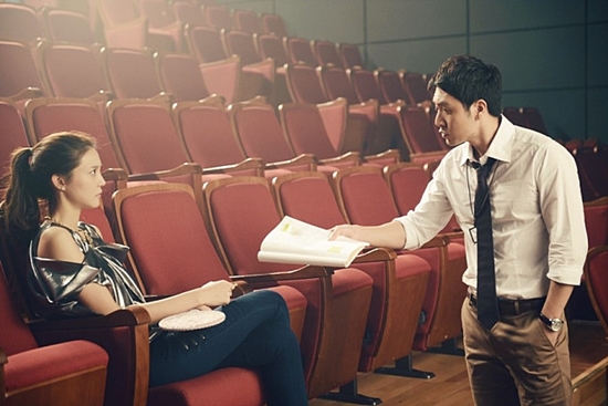 여배우는 너무해에서 차예련은 톱스타 나비 역을, 조현재는 예술영화 감독 홍진우를 맡아 열연했다./영화 스틸