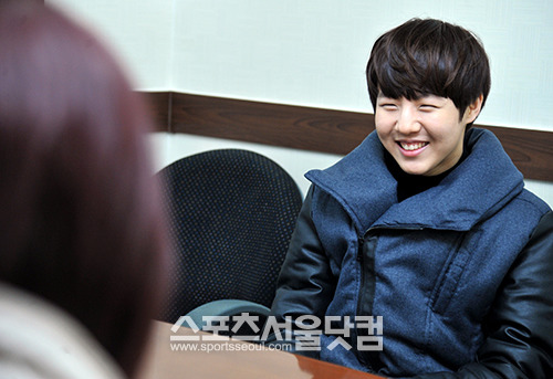 유승우가 <더팩트>과 인터뷰에서 재미있는 이야기를 나누며 활짝 웃고 있다. /김슬기 인턴기자