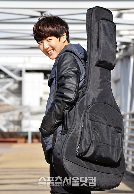 기타를 메고 있는 유승우의 모습이 편하고 잘 어울린다. /김슬기 인턴기자