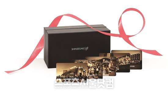 신세계그룹이 외국인 관광객 유치를 위해 업계 최초로 백화점과 면세점, 호텔, 프리미엄 아웃렛 등 쇼핑·관광과 관련한 모든 시설의 이용 혜택이 담긴 신세계 기프트카드 부산패키지를 출시한다고 27일 밝혔다. / 사진 = 신세계그룹 제공