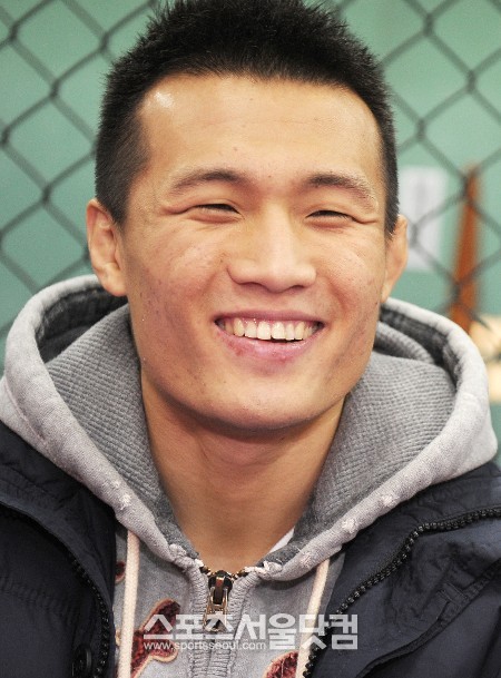 정찬성이 25일 폭스스포츠가 발표한 UFC 페더급 랭킹에서 5위에 올랐다. / 더팩트 DB