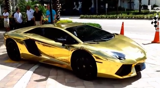 황금빛깔 람보르기니가 찍힌 영상이 누리꾼의 관심을 끌고 있다. / 유튜브 캡처