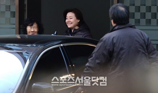 서 씨가 유원실업의 일부 사무실이 이전한 것으로 알려진 반포동의 M빌딩에서 나오고 있다.