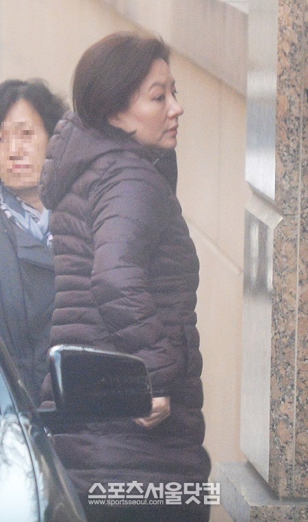 신격호 롯데그룹 총괄회장의 숨겨진 부인이라는 타이틀이 그림자처럼 따라다닌 서미경 씨의 근황이 <더팩트>의 카메라에 포착됐다. /반포= 문병희 기자