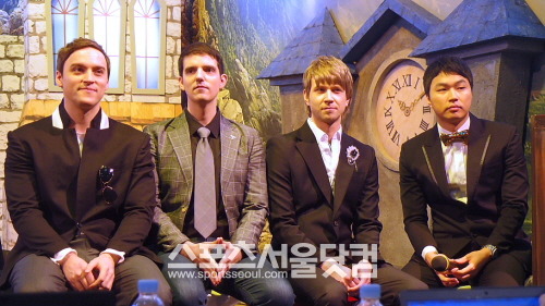 기욤패트리는 유창한 한국어로 한국에서 하스스톤의 인기가 많아지길 바란다고 말했다. 기욤 패트리, 댄 스템코스키, 얀네 미코넨, 박외식(왼쪽부터).