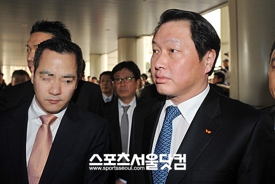 SK이노베이션을 시작으로 SK그룹 계열사들이 잇따라 이사회를 앞두면서 최태원 SK㈜ 회장의 계열사 등기이사직 유지 여부에 관심이 쏠리고 있다. / 더팩트DB
