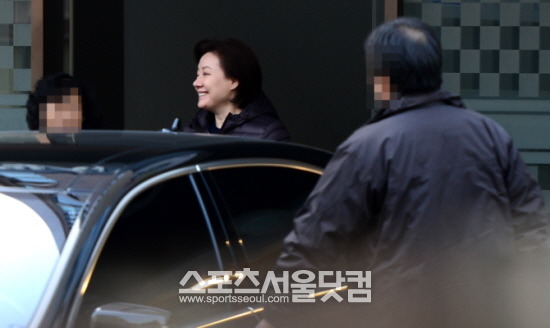 서미경 씨가 <더팩트> 카메라에 포착돼 33년 만에 세간에 얼굴을 알리고 있다. /반포=문병희 기자