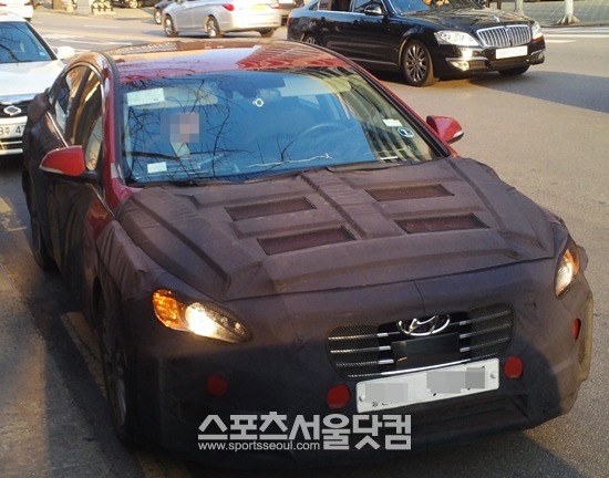 더팩트 카메라에 찍힌 현대자동차 신형 쏘나타./신진환 기자