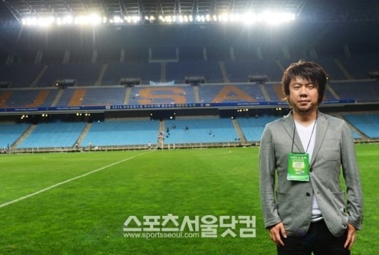 1974년생 기타큐슈 출신 축구 전문 프리랜서 기자. 오사카외국어대학교 한국어학과 졸업. 주간 사커매거진 한국소식 코너 담당(11년). 스포츠지 넘버에서 칼럼 연재(7년) 최근에는 축구 뿐만 아니라 한국 경제 정치, 북한 사정 등의 글을 쓰기도 한다. 박지성 나를 버리다, 홍명보의 미라클 등을 번역, 일본에 출판했다.