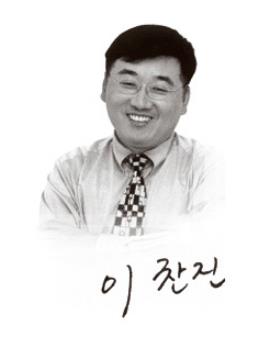 배우 김희애 남편 이찬진이 네티즌의 주목을 받고 있다. / 터치커넥트 홈페이지
