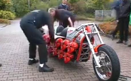전기톱을 활용해 만든 오토바이가 누리꾼의 관심을 끌고 있다. / 유튜브 캡처