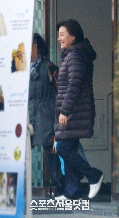 지난 1981년 돌연 연예계를 은퇴한 서미경 씨가 26일 <더팩트> 카메라에 포착됐다. /문병희 기자