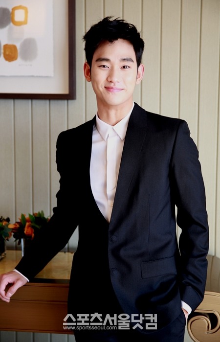 SBS 수목드라마 별에서 온 그대에서 도민준 캐릭터를 맡아 연기한 김수현이 5일 오후 서울 중구 소공동에 있는 롯데호텔에서 기자간담회를 가졌다./키이스트 제공