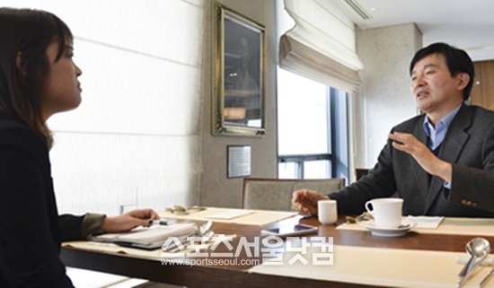 지난 12년간 현실 정치와 소신과의 충돌에서 자유로울 수 없었다고 취재진에게 속내를 털어놓는 원 전 의원.