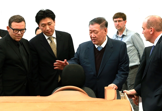 5일 독일 뤼셀스하임 현대차 디자인센터를 방문한 정몽구 현대차그룹 회장(왼쪽 두 번째)이 피터 슈라이어 디자인총괄 담당 사장(왼쪽)과 함께 개발 중인 신차와 콘셉트카를 점검하고 있다./현대차 제공