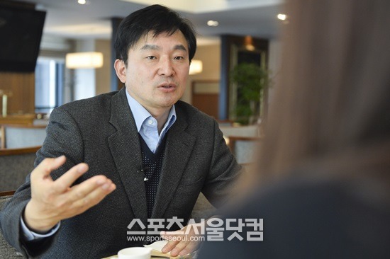 원 전 의원이 새누리당의 중진 차출론은 박근혜 정부 심판론을 잠재우기 위한 카드라고 취재진에게 설명하고 있다.