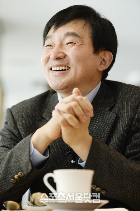 정계를 잠시 떠난 후 30여 년을 함께해온 부인 강윤형씨와 여행을 다녔다는 원 전 의원이 그때의 기억을 떠올리며 미소 짓고 있다.