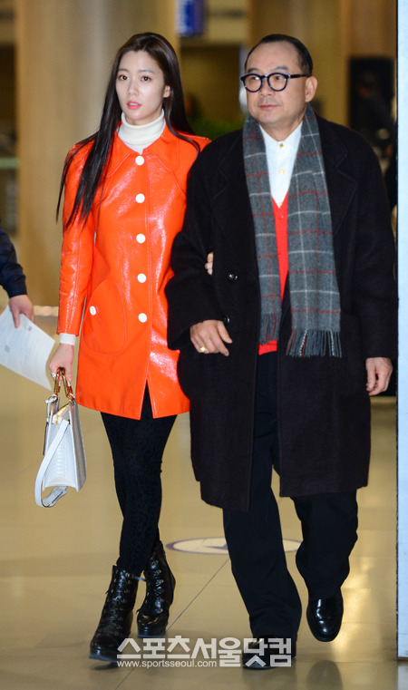 방송인 클라라(왼쪽)가 7일 오후 아버지인 코리아나 출신 가수 이승규와 개인적인 해외여행 일정을 마치고 인천국제공항으로 귀국하고 있다./인천국제공항=김슬기 인턴기자