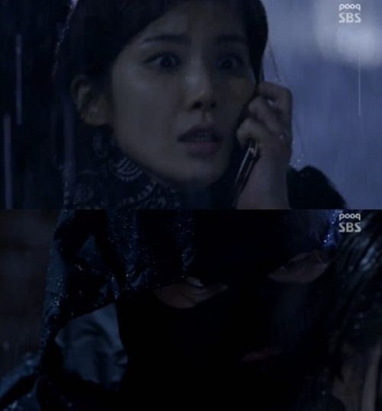 이보영(위)이 연쇄살인범에게 위협을 당하고 있다./SBS 신의 선물-14일 방송 캡처