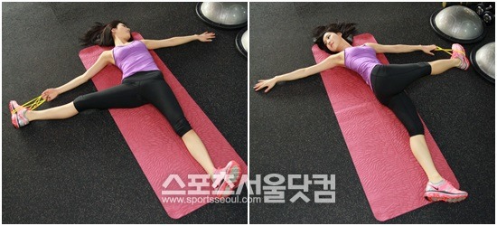 편하게 누워서 오른쪽 다리부터 올려 수건이나 밴드를 발바닥에 걸어 주고 왼팔을 옆으로 뻗어 준다. 이때 오른쪽 다리는 오른편으로 내려준다./조재형 기자