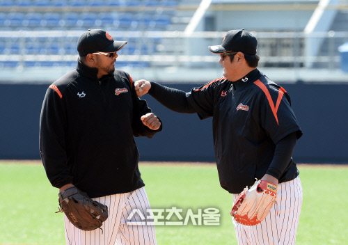 올 시즌 롯데의 장타력 부재를 해결해줄 최준석(오른쪽)과 루이스 히메네스 / 스포츠서울 DB