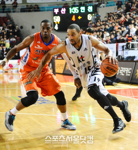 전자랜드의 외국선수인 찰스 로드(왼쪽)가 친정팀을 상대로 어떤 경기를 펼칠지도 관심사다. kt의 아이라 클라크가 로드의 수비를 피해 드라이브 인하고 있다. / KBL 제공