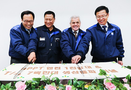 한국GM은 12일 인천시 부평공장에서 엔진 1000만대와 수동변속기 700만대 생산을 기념하는 행사를 했다. 사진은 세르지오 호샤 사장(오른쪽에서 두번째)이 임직원들과 케이크을 자르고 있다. /한국GM 제공
