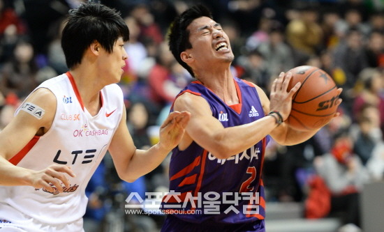 오리온스로서는 올 시즌 SK에 단 한 번도 이기지 못했기 때문에 6강 플레이오프에 대한 각오가 상당하다. 오리온스의 이현민(오른쪽)이 김선형의 수비로부터 볼을 지켜내고 있다. / KBL 제공