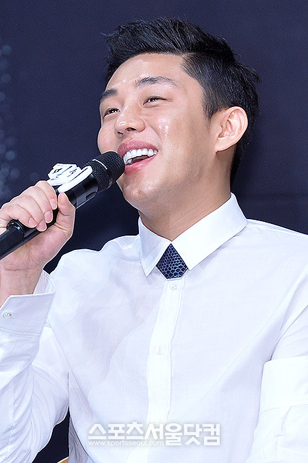 유아인이 실제 성격은 순한 양이라며 웃음을 터뜨리고 있다./최진석 기자