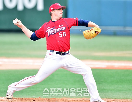 올 시즌 KIA의 선발을 맡게 될 외국투수 데니스 홀튼이 시범경기에서 볼을 던지고 있다. / 목동 = 배정한 기자