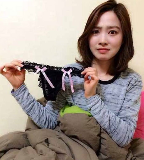 차유람이 선물 받은 티팬티를 들고 찍은 사진을 올렸다./ 디시인사이드 캡처